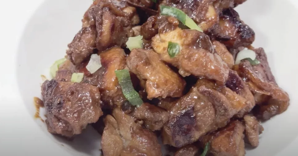 치킨 아도보 (필리핀식 식초 간장 닭조림)