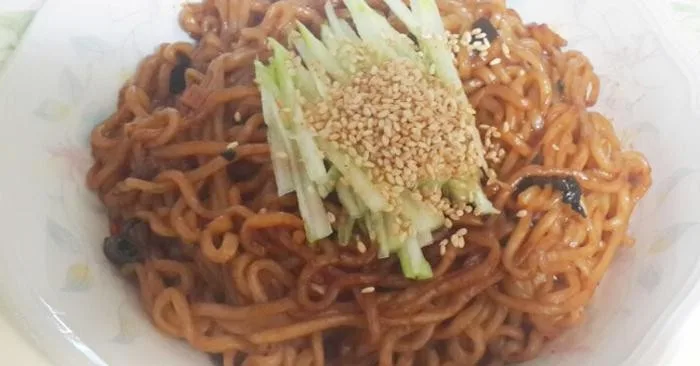 짜파구리 (짜파게티 + 너구리)