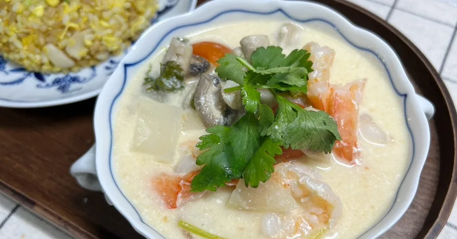 똠카까이 (태국식 코코넛 닭 수프)